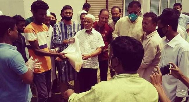 ছাগলনাইয়ায় কেন্দ্রিয় নেতাকে নিয়ে দুঃস্থদের পাশে যুবদল