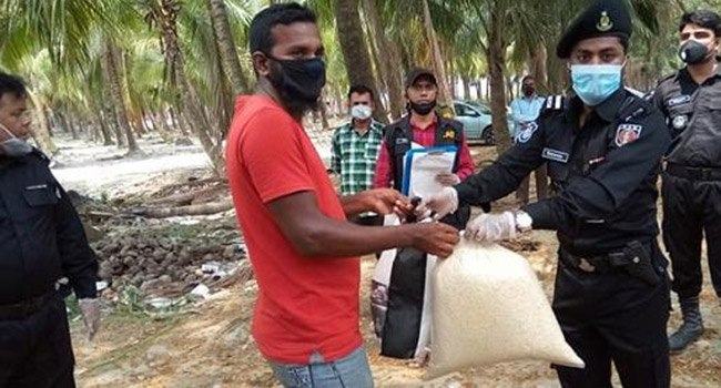 জেলে ও প্রতিবন্ধীদের মাঝে র‌্যাবের খাদ্য বিতরণ