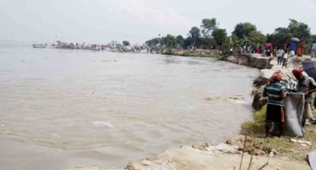 ট্রলারে ঝুঁকিতে পদ্মা-যমুনা পাড়ি শ্রমিকদের