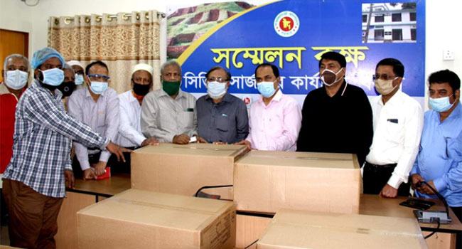 বগুড়া করোনা আইসোলেশন কেন্দ্রে এমপি সিরাজের পিপিই প্রদান