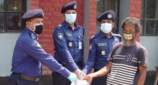 কর্মহীনদের বাড়ি বাড়ি ত্রাণ পৌঁছে দিবে পুলিশ