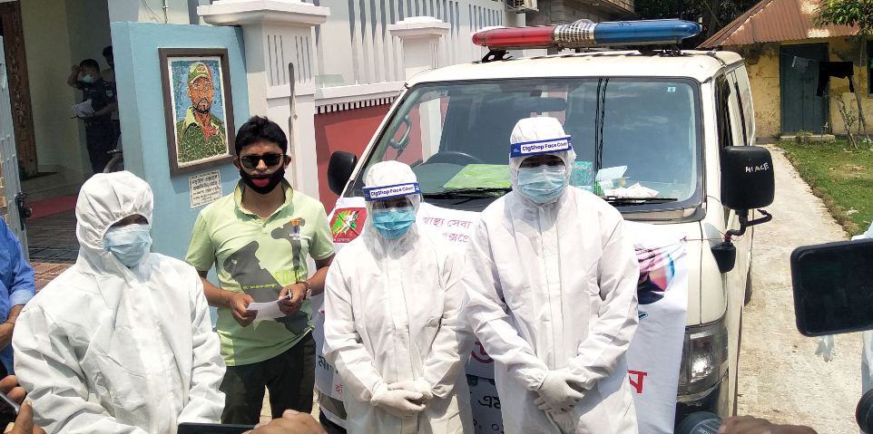 ভ্রাম্যমাণ মেডিকেল টিম নিয়ে নড়াইলবাসীর পাশে মাশরাফি