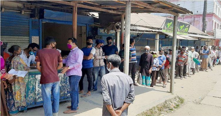 ১০ টাকা কেজিতে চাল বিক্রি শুরু, কুড়িগ্রামে সাধারণ মানুষের ভিড়