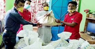 পলাশে পত্রিকার হকারদের মাঝে রিপোর্টার্স ক্লাবের খাদ্যসামগ্রী বিতরণ