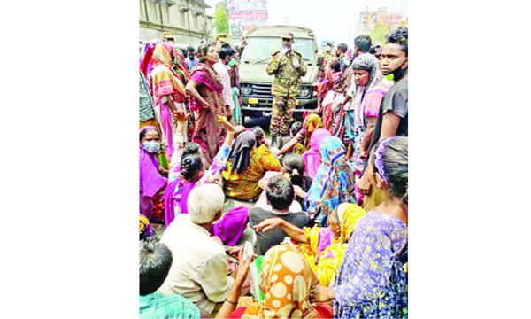 ত্রাণের দাবিতে না’গঞ্জে রাস্তা অবরোধ