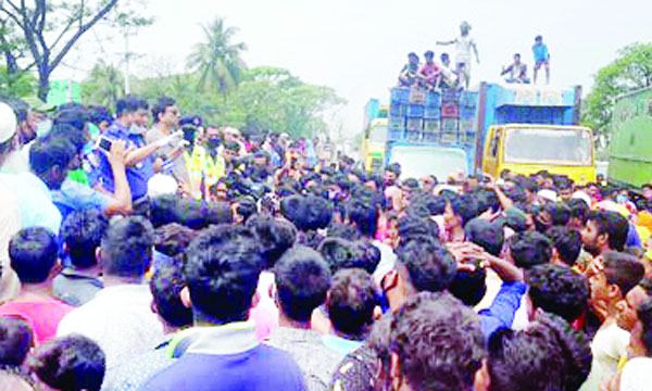 চান্দিনায় করোনা উপেক্ষা করে শ্রমিকদের মহাসড়ক অবরোধ