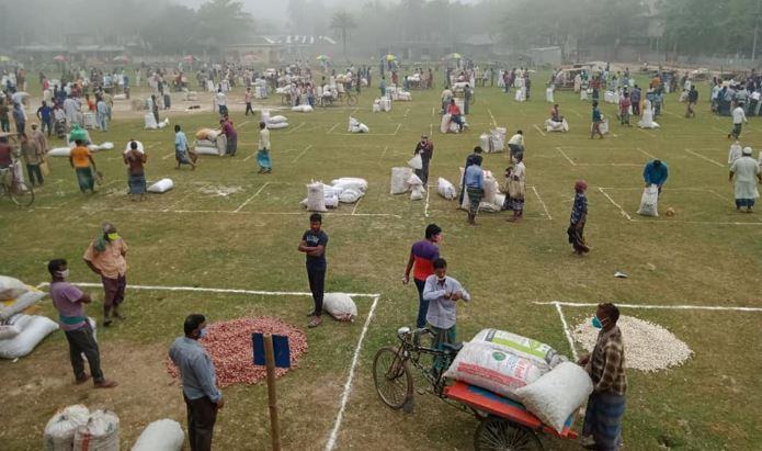 বালিয়াকান্দিতে অভিনব পেঁয়াজবাজার