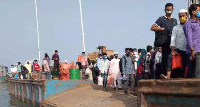 শিমুলিয়া ঘাটে নেই গাড়ির চাপ, ৪ ফেরিতে পণ্যবাহী ট্রাক পারাপার