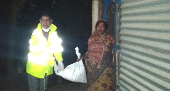 রাতের আঁধারে অসহায়দের ঘরে খাবার পৌঁছে দিলেন ওসি