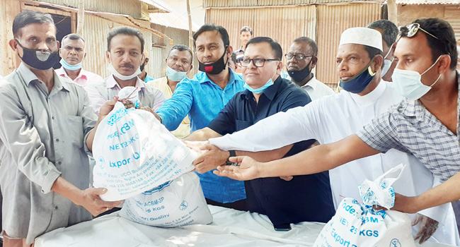 শিবালয় বন্দরে ক্ষুদ্র ব্যবসায়ীদের খাদ্য সহায়তা প্রদান
