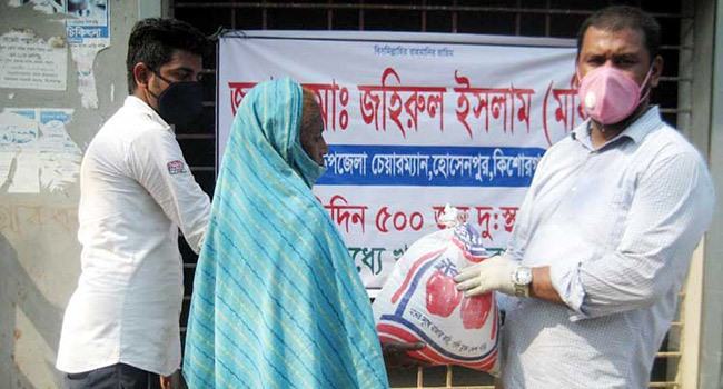 হোসেনপুরে প্রতিদিন ৫০০ দুস্থকে খাদ্যসামগ্রী বিতরণ