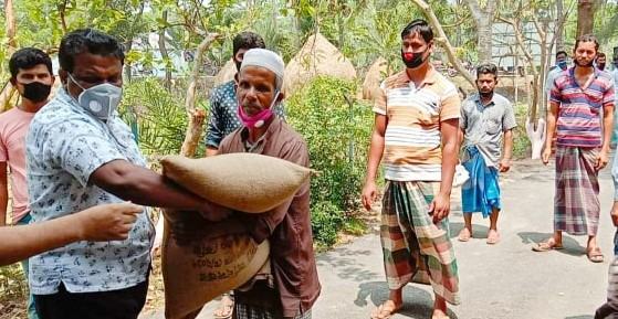 বরগুনায় ঘূর্ণিঝড়ে ক্ষতিগ্রস্তদের মাঝে ত্রান ও রিকশাচালকদের মাঝে চাল বিতরণ