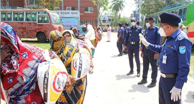 শরীয়তপুরে ৪০০ ভিক্ষুককে খাদ্য সহায়তা দিল পুলিশ