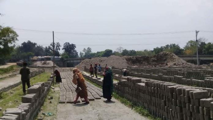 নাগরপুরে করোনার ঝুঁকি নিয়ে চলছে ইটভাটা