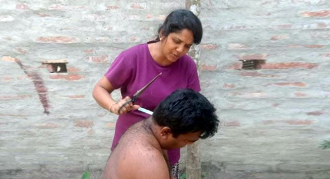 ঘরে স্ত্রী-ই নরসুন্দরের ভূমিকায়, ভাইরাল সেই ছবি