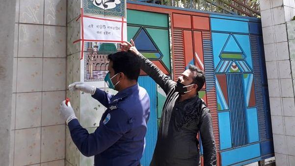 করোনা উপসর্গে মায়ের মৃত্যু, সন্তানদের বাড়ি লকডাউন