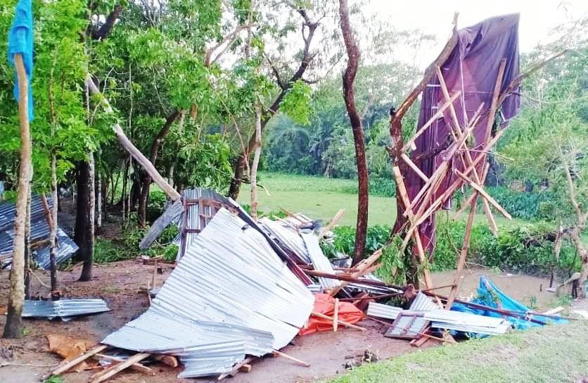পটুয়াখালীতে কাল বৈশাখীর তাণ্ডড, উড়ে গেল অর্ধশতাধিক ঘরবাড়ি