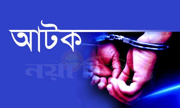 রাজশাহীতে ছাত্রলীগ নেতাকে অস্ত্রসহ পুলিশের হাতে তুলে দিলো জনতা