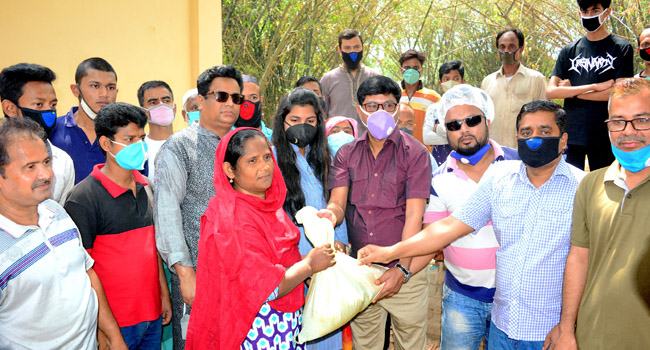 বগুড়ায় বিএনপির পক্ষ থেকে খাদ্য সামগ্রী বিতরণ