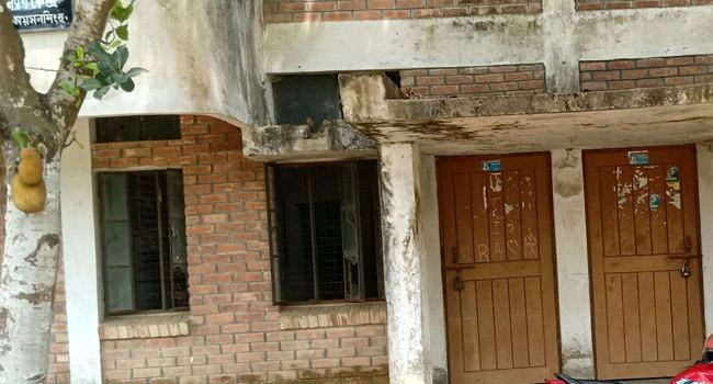 স্বাস্থ্য কেন্দ্রে তালা, চিকিৎসা সেবা ব্যাহত