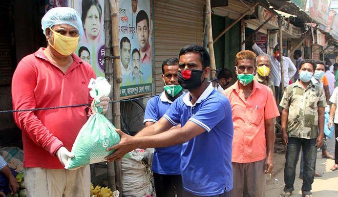 জামালপুরে পত্রিকার হকারদের খাদ্য সহায়তা দিলো বিএনপি