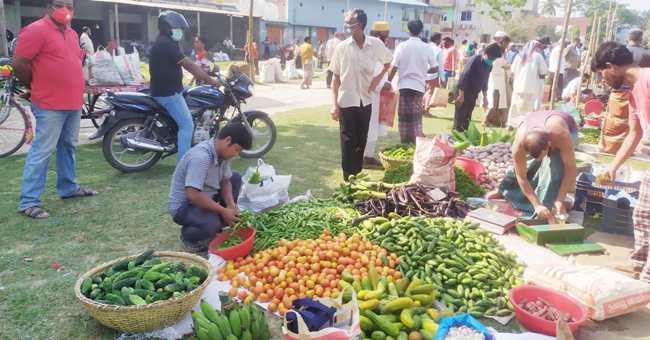 রাজবাড়ীতে দূরত্ব মেনে কাঁচাবাজার, জনমনে সন্তুষ্টি