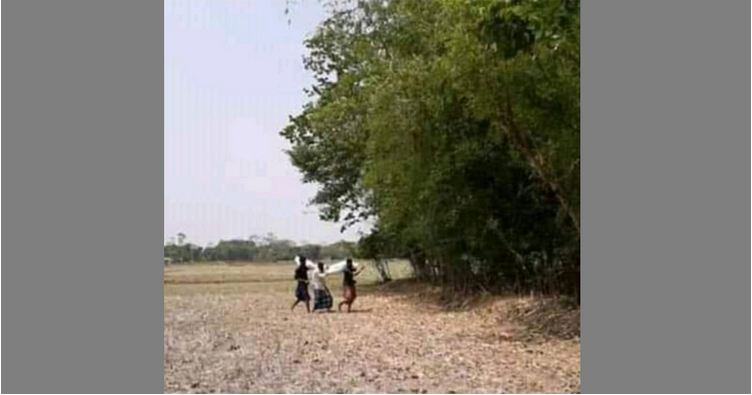 জ্বর-শ্বাসকষ্টে মৃত যুবকের লাশ বহনে খাটিয়া দেয়নি গ্রামবাসী, কাঁধে করে নিলো বাবা-ভাই