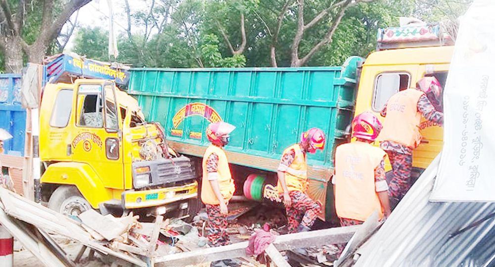এক ট্রাকের ধাক্কায় অপর ট্রাক দোকানের উপর, পথচারী নিহত