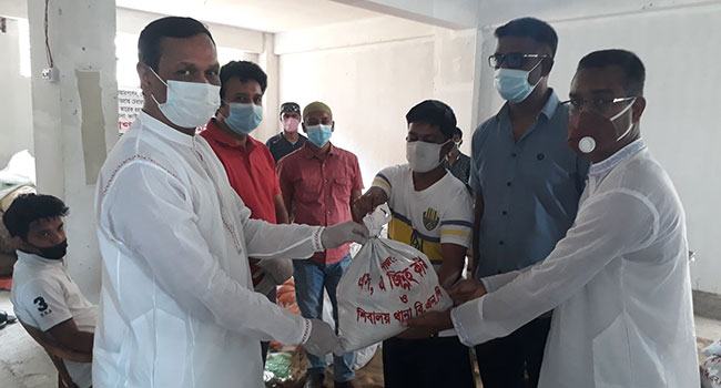 মানিকগঞ্জে বিএনপি নেতার ত্রাণ বিতরণ