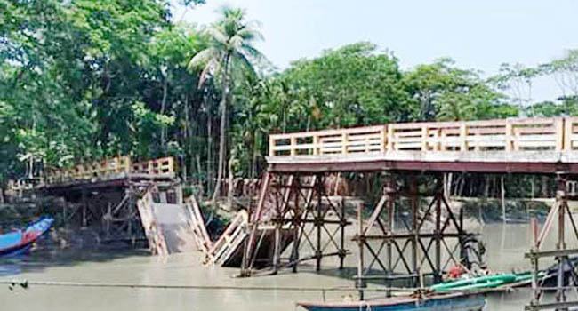 বরিশালে ব্রিজ ভেঙ্গে খালে, যোগাযোগ বিচ্ছিন্ন