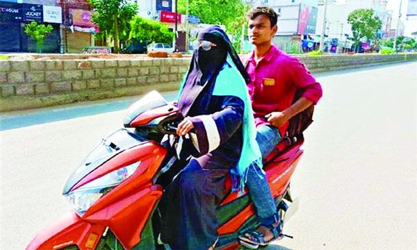 ছেলেকে উদ্ধারে স্কুটিতে ১৪০০ কিলোমিটার পাড়ি মায়ের