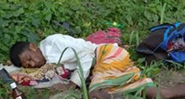 চিকিৎসা না পেয়ে রাস্তার ধারে সারাদিন পড়ে থেকে মারা গেলেন জ্বরে আক্রান্ত দিনমজুর