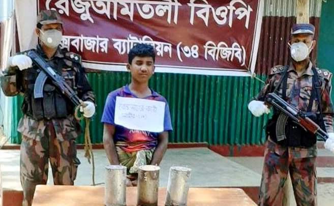উখিয়া সীমান্তে ৩ স্থল মাইনসহ যুবক আটক