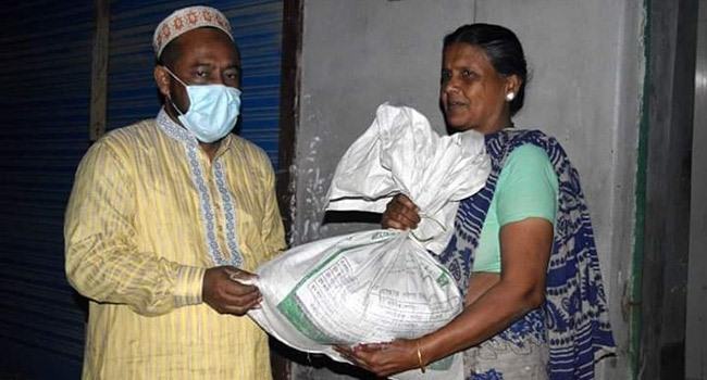 ভাই-ভাবি খাবার নিয়ে আসছি, দরজা খুলুন