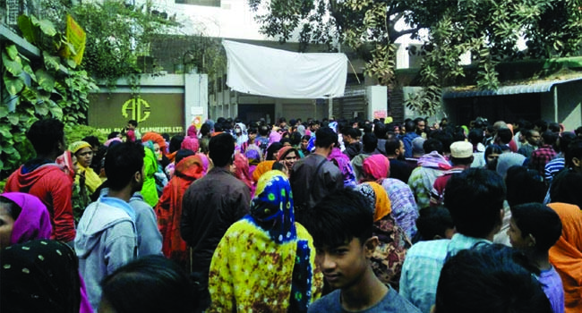 সাভারে বকেয়া বেতনের দাবিতে শ্রমিকদের বিক্ষোভ
