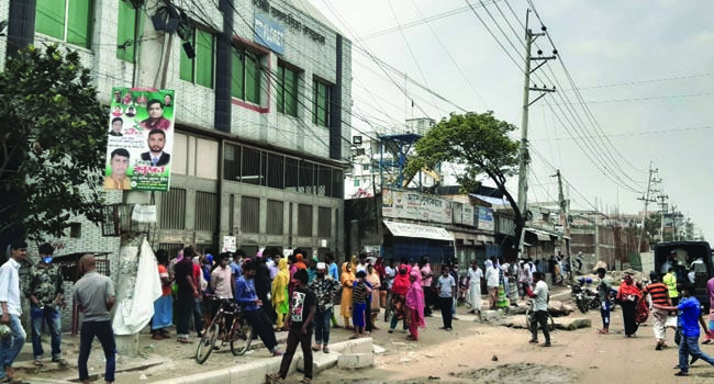 গাজীপুরে বেতনভাতার দাবীতে পোশাক শ্রমিকদের বিক্ষোভ