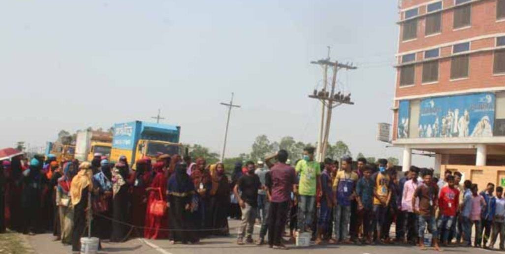 বেতনের দাবিতে গার্মেন্টস শ্রমিকদের বিক্ষোভ