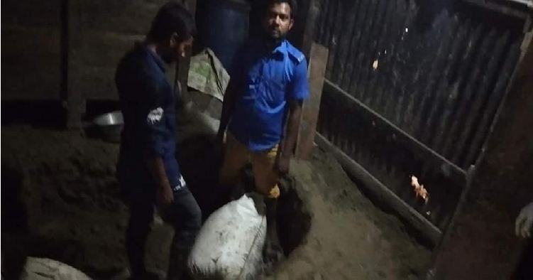 ঘরের মেঝে খুঁড়ে মিলল সরকারি চাল