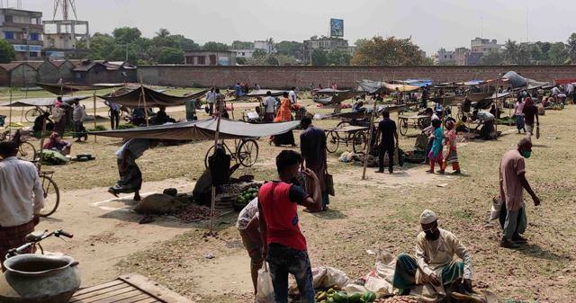 চৌগাছায় করোনা মোকাবেলায় স্কুল মাঠে বসেছে হাট