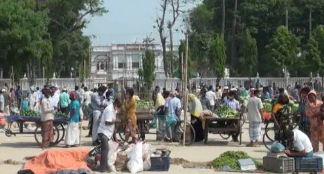 ভাওয়াল রাজবাড়ীর উন্মুক্ত মাঠে কাঁচাবাজার