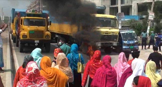 পোশাক শ্রমিকদের ফের বিক্ষোভ, মহাসড়ক অবরোধ ও অগ্নিসংযোগ