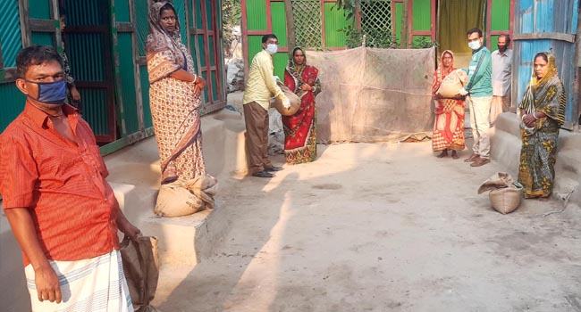 চান্দিনায় ঘরে ঘরে ত্রাণ পৌঁছে দিচ্ছেন ইউএনও