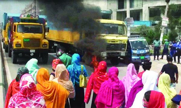 গাজীপুরে পোশাক শ্রমিকদের  অবরোধ ও অগ্নিসংযোগ