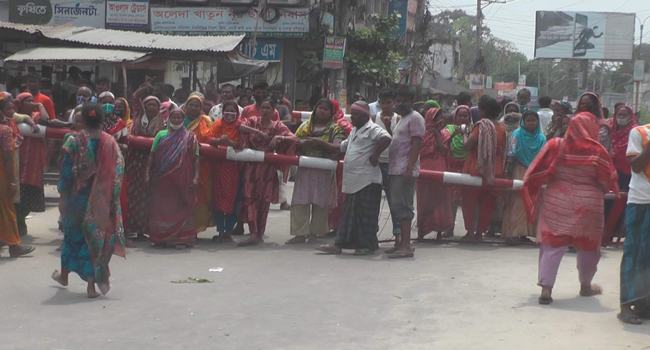 রংপুরে খাবারের দাবিতে এলাকাবাসীর সড়ক অবরোধ