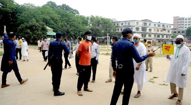 বগুড়ায় খেলার মাঠ থেকে কাঁচাবাজার সরানোর দাবিতে মানববন্ধন