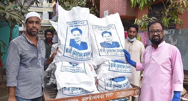 খাদ্য সামগ্রী নিয়ে বাড়ি বাড়ি ছুটছেন ভাইস চেয়ারম্যান