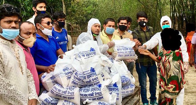 শতাধিক দুস্থ পরিবারের পাশে দাঁড়াল চুয়াডাঙ্গা জেলা ছাত্রদল