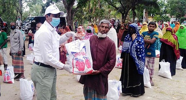 বাড়ি বাড়ি গিয়ে খাদ্য সামগ্রী বিতরণ করছেন এমপি শিমুল