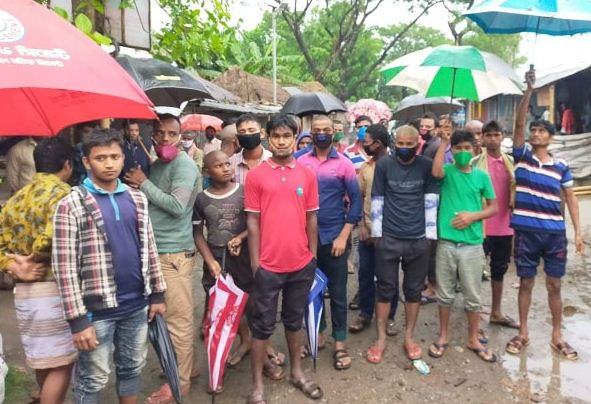 ত্রাণের চাল আত্মসাতের অভিযোগে এলাকাবাসীর সড়ক অবরোধ