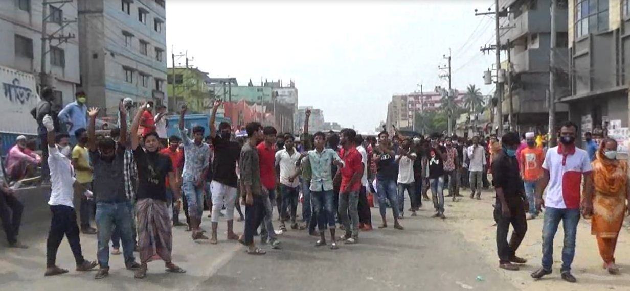 লকডাউন উপেক্ষা করে গাজীপুরে পোশাক শ্রমিকদের বিক্ষোভ